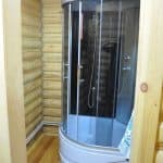 Душевая кабина в турбазе Робинзон на озере Алаколе в Казахстане